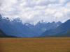 Champ marron sur montagnes bleues